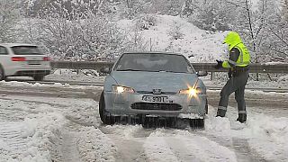 На севере Испании сильные ветры и внезапные снегопады уже привели к хаосу на дорогах