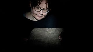 Kristel Zilmer, Professorin für Schriftkultur und Ikonographie am Museum für Kulturgeschichte, mit dem Runenstein, der in Norwegen gefunden wurde