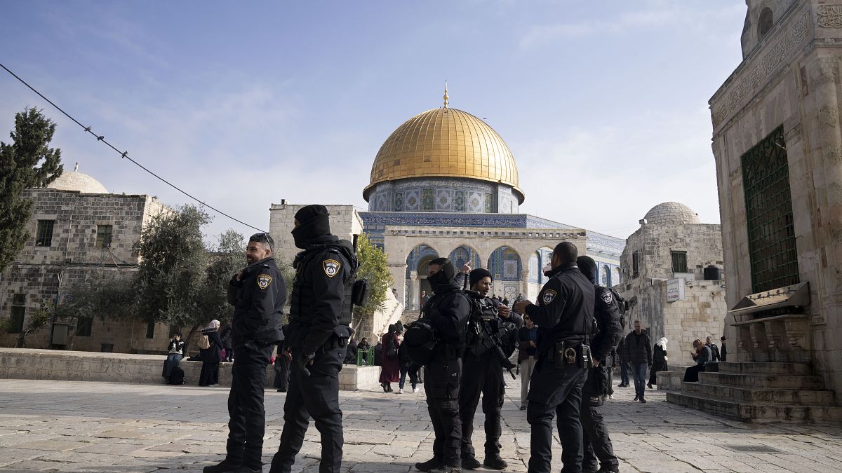 عناصر من الشرطة الإسرائيلية في ساحة المسجد الأقصى، القدس المحتلة. 