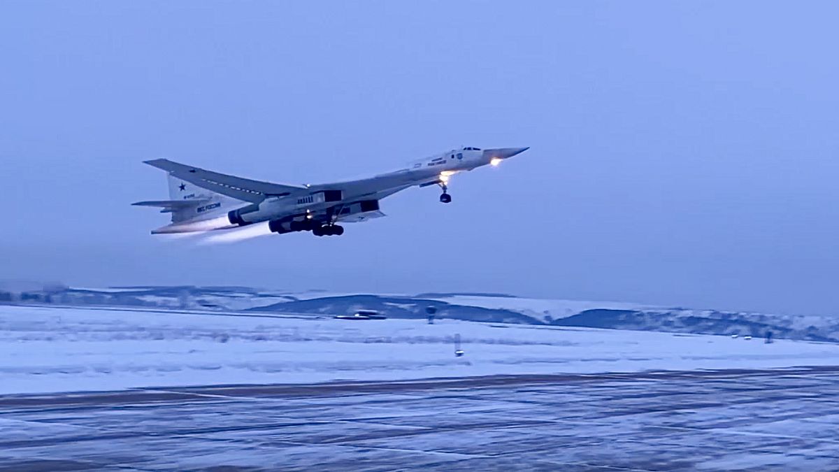 قاذفة استراتيجية من طراز Tu-160 للقوات الجوية الروسية، في مهمة دورية فوق المحيط المتجمد الشمالي.