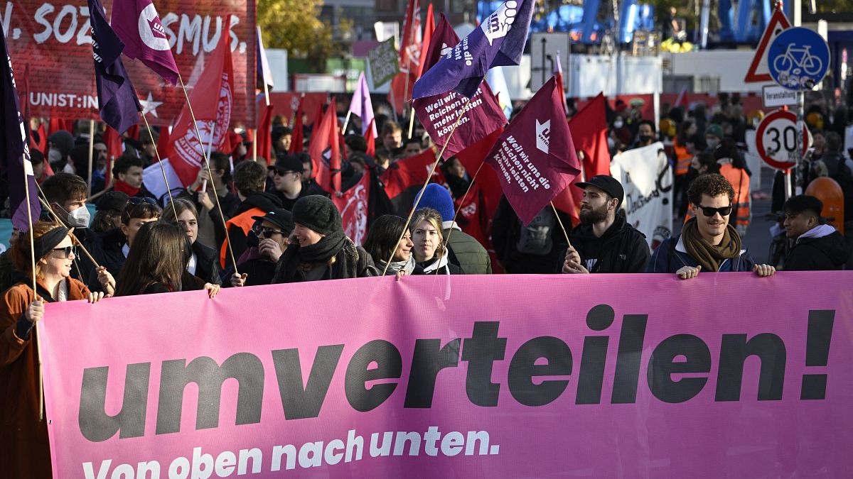 متظاهرون خلال مظاهرة من أجل الاحتجاج على الإيجارات الباهظة الثمن، وارتفاع الأسعار وتكاليف التدفئة التي أصبحت لا يمكن تحملها. في 12 نوفمبر/تشرين الثاني 2022 في برلين، ألمانيا