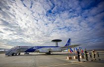 وصلت طائرة المراقبة الجوية إلى قاعدة أوتوبيني الجوية خارج بوخارست