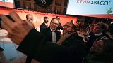 Fans machen Selfies mit dem Schauspieler Kevin Spacey im Nationalen Filmmuseum in Turin 