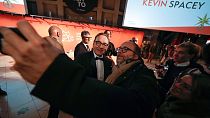 Fans machen Selfies mit dem Schauspieler Kevin Spacey im Nationalen Filmmuseum in Turin 