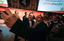 Fans machen Selfies mit dem Schauspieler Kevin Spacey im Nationalen Filmmuseum in Turin