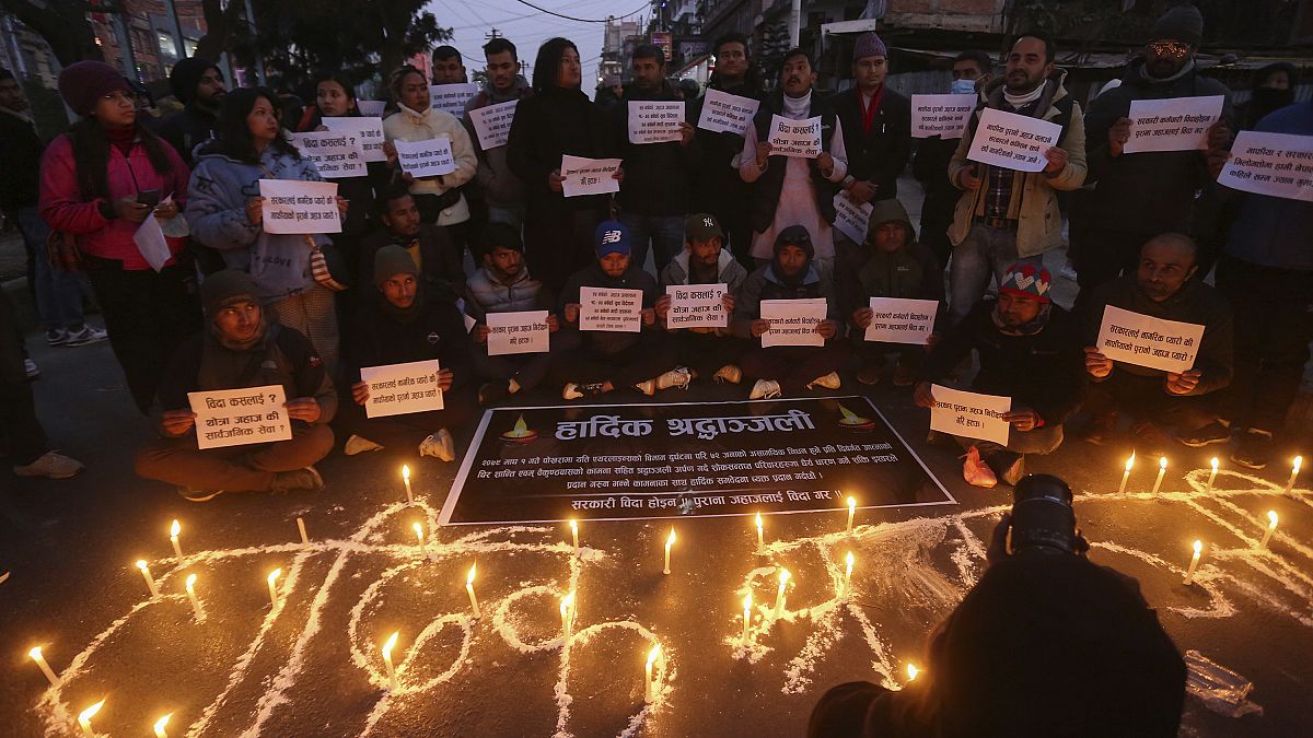 Die ersten Bestattungen einiger der Opfer vom Flugzeugabsturz in Nepal