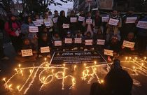 Varias personas observan una vigilia con velas en memoria de las víctimas de un accidente aéreo en Katmandú, Nepal, el lunes 16 de enero de 2023.