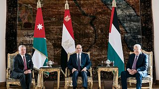 الرئيس عبد الفتاح السيسي، والرئيس الفلسطيني محمود عباس والعاهل الأردني الملك عبد الله الثاني  خلال قمة ثلاثية في القاهرة، مصر. 