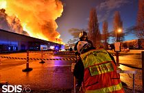 Пожарные тушат пожар на складе литиевых батарей в городе Гран-Куро