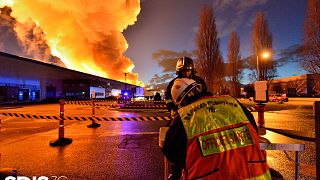 Пожарные тушат пожар на складе литиевых батарей в городе Гран-Куро