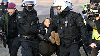 ضباط الشرطة يحملون الناشطة السويدية في مجال المناخ غريتا ثونبرج بعيدًا عن حافة منجم غارزويلر، أثناء احتجاج لنشطاء المناخ. لوتزراث بألمانيا ، الثلاثاء17 يناير/كانون الثاني 2023