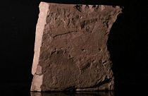 أقدم حجر جيري يحمل نقوشاً بالأحرف الرونية الاسكندينافية في العالم، تعود النقوش المحفورة عليه إلى نحو ألفَي عام. متحف أوسلو للتاريخ الثقافي، النرويج 