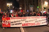 Fáklyákkal és transzparensekkel vonultak utcára Marseille-ben a nyugdíjreform ellenzői