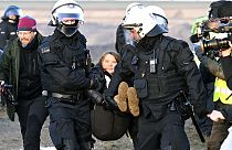 Polizeibeamte tragen Greta Thunberg während einer Protestaktion gegen Kohleabbau bei Lützerath weg