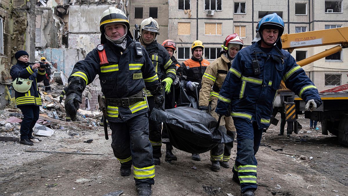 Servicios de emergencia ucranianos en Dnipro tras el impacto de un msil en un edificio residencial. 