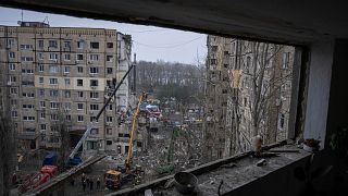 В результате российского ракетного удара погибли по меньшей мере 45 жителей девятиэтажки в Днепре.