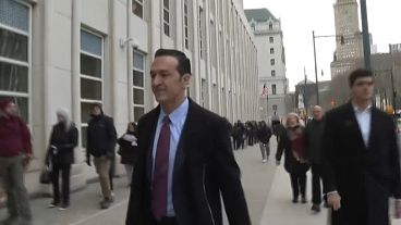 Az egyik vádlott, Hernan Lopez a New York-i bíróság előtt.
