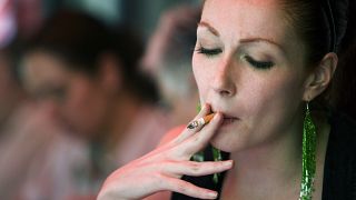 Una mujer fumando