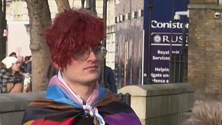 Owen Hurcum transzjogvédő transzfóbiával vádolja a brit kormányt 