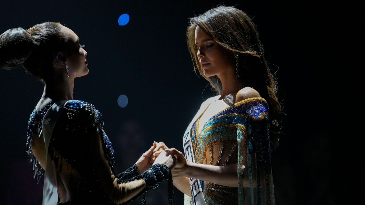 ملكة جمال الولايات المتحدة آر بوني غابرييل (في اليسار)، وملكة جمال فنزويلا أماندا دودامل قبيل الإعلان عن اسم الفائزة بلقب ملكة جمال الكون الـ71، نيو أورلينز، 14 يناير 2023.