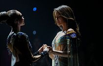 ملكة جمال الولايات المتحدة آر بوني غابرييل (في اليسار)، وملكة جمال فنزويلا أماندا دودامل قبيل الإعلان عن اسم الفائزة بلقب ملكة جمال الكون الـ71، نيو أورلينز، 14 يناير 2023.