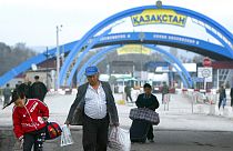 Kazakistan, Rus, Kırgızistan, Belarus ve Ermenistan vatandaşlarına giriş çıkış yaparak ülkede uzun süreli kalma kolaylığını iptal etti