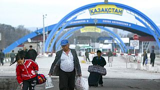 Kazakistan, Rus, Kırgızistan, Belarus ve Ermenistan vatandaşlarına giriş çıkış yaparak ülkede uzun süreli kalma kolaylığını iptal etti
