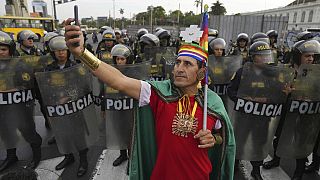 Peru'nun başkenti Lima'da emniyet güçlerinin önünde fotoğraf çeken yerli halka mensubu bir gösterici
