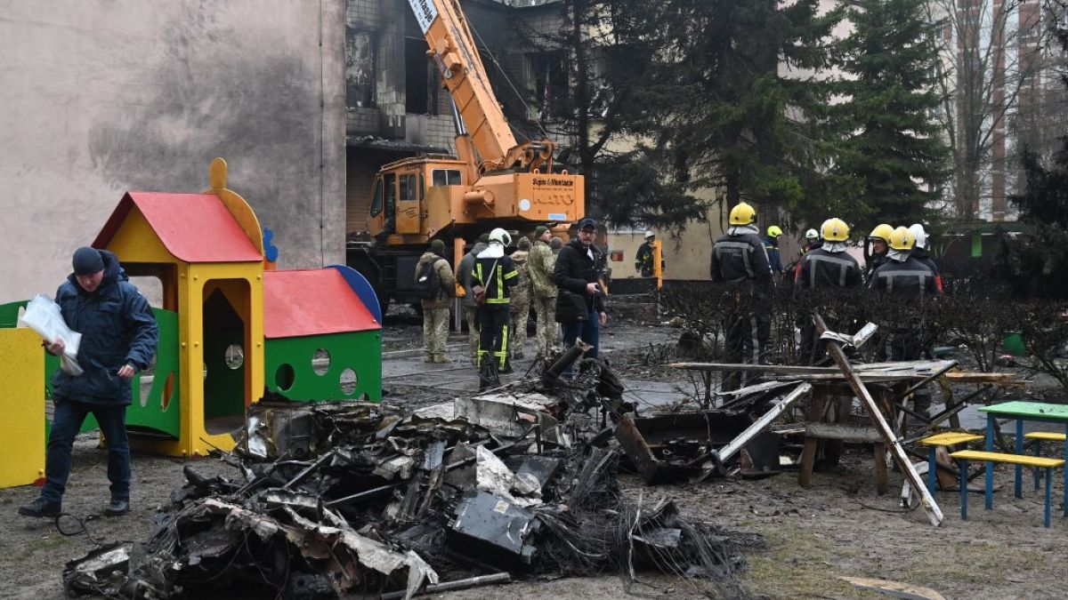 Des pompiers travaillent près du site où un hélicoptère s'est écrasé près d'une école à Brovary, tuant 18 personnes, dont 3 enfants