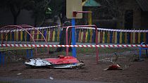 Teile eines Hubschraubers am Kindergarten, der am Stadtrand von Kiew abgestürzt ist