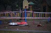 Débris de l'hélicoptère accidenté dans un jardin d'enfant de Brovary, le 18 janvier 2023