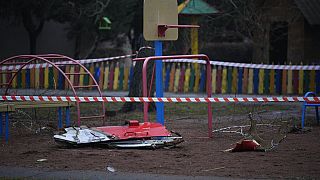 Débris de l'hélicoptère accidenté dans un jardin d'enfant de Brovary, le 18 janvier 2023