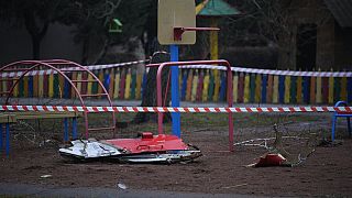 Helicóptero caiu perto de uma creche e de um edifício residencial.