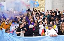 Радость после принятия нового "закона о трансгендерах" в испанском парламенте (Мадрид, декабрь 2022 г.)
