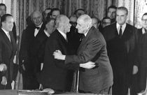 المستشار الألماني كونراد أديناور والرئيس الفرنسي شارل ديغول  بعد توقيع معاهدة الاليزيه في باريس، 1963
