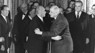 المستشار الألماني كونراد أديناور والرئيس الفرنسي شارل ديغول  بعد توقيع معاهدة الاليزيه في باريس، 1963