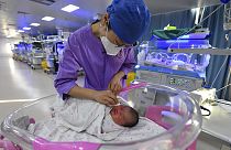 Eine Krankenpflegerin kümmert sich um ein Neugeborenes in einer Klinik in Fuyang, in der Anhui-Provinz. 17. Januar 2023