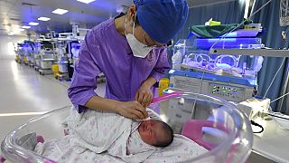 Eine Krankenpflegerin kümmert sich um ein Neugeborenes in einer Klinik in Fuyang, in der Anhui-Provinz. 17. Januar 2023