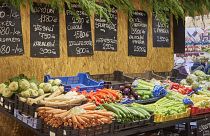 Zöldség-gyümölcs kínálat a Hunyadi téri vásárcsarnokban 