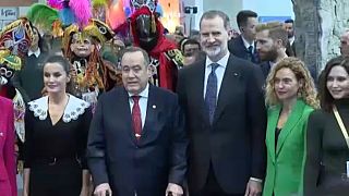 Los reyes de España, Felipe VI y Letizia, junto al presidente de Guatemala, Alejandro Giammetti.