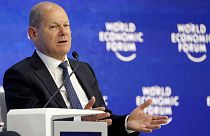 ARCHIVO - El canciller alemán, Olaf Scholz, habla en el Foro Económico Mundial de Davos, Suiza, el jueves 26 de mayo de 2022.