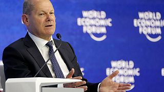 ARCHIVO - El canciller alemán, Olaf Scholz, habla en el Foro Económico Mundial de Davos, Suiza, el jueves 26 de mayo de 2022. 