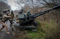 سربازان گارد ملی اوکراین در روز جمعه، ۱۱ نوامبر ۲۰۲۲ آماده شلیک به مواضع روسیه با استفاده از سلاح ضد هوایی در منطقه خارکف، اوکراین هستند. 