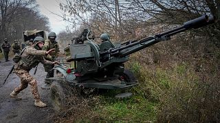 سربازان گارد ملی اوکراین در روز جمعه، ۱۱ نوامبر ۲۰۲۲ آماده شلیک به مواضع روسیه با استفاده از سلاح ضد هوایی در منطقه خارکف، اوکراین هستند.