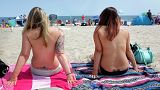 دو زن شرکت کننده در جنبش جهانی « نوک پستان‌ها را رها کنید» در آمریکا