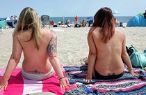 دو زن شرکت کننده در جنبش جهانی « نوک پستان‌ها را رها کنید» در آمریکا