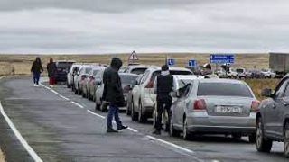 Auto in coda al confine tra Russia e Kazakistan, settembre 2022  