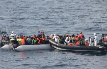  سفينة البحرية الأيرلندية تنقذ مهاجرين في البحر الأبيض المتوسط  2015