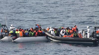  سفينة البحرية الأيرلندية تنقذ مهاجرين في البحر الأبيض المتوسط  2015