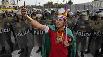 متظاهر يلتقط صورة سيلفي أمام صف من شرطة مكافحة الشغبK خلال مسيرة ضد رئيسة بيرو دينا بولوارت، في ليما، بيرو، يوم الثلاثاء 17 يناير 2023.